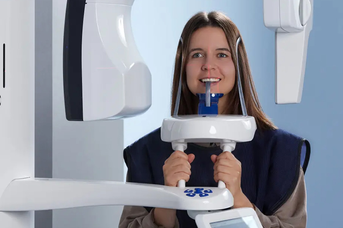 3D digital scanner technology used by Moore Dental Arts for precise dental implant planning.